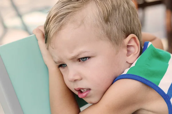 Portret zdenerwowany młody chłopak — Zdjęcie stockowe