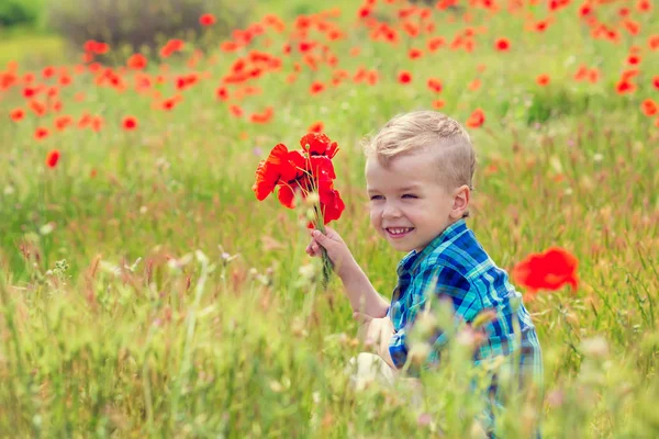 Bir buket ile mutlu küçük çocuk