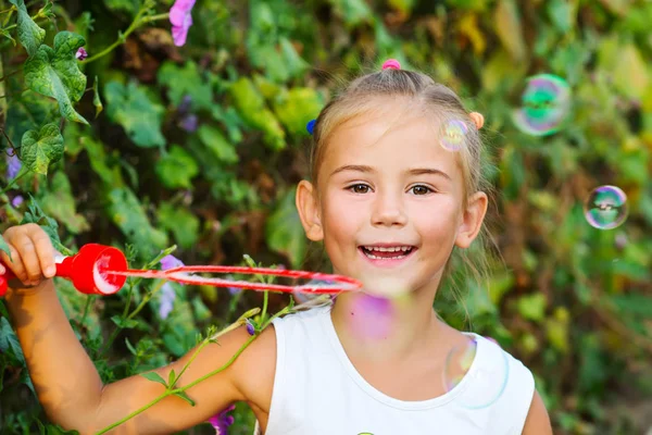 Retrato de verano de un niño feliz —  Fotos de Stock