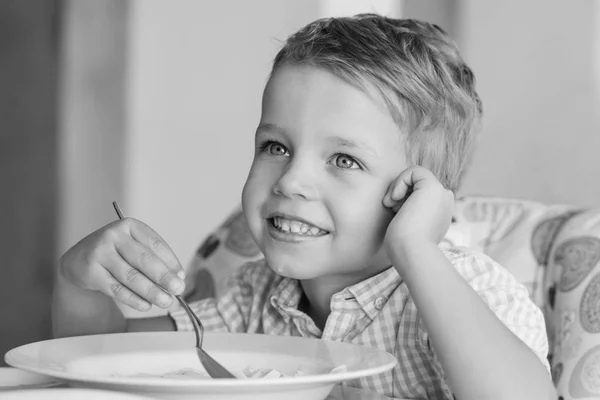 Ευτυχισμένος μικρό αγόρι τρώει σούπα — Φωτογραφία Αρχείου
