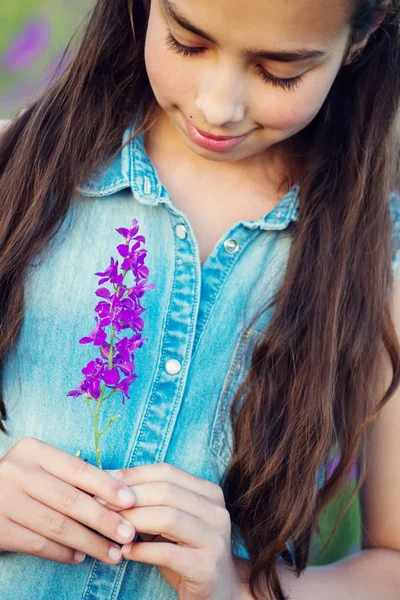 Retrato de uma menina doce — Fotografia de Stock