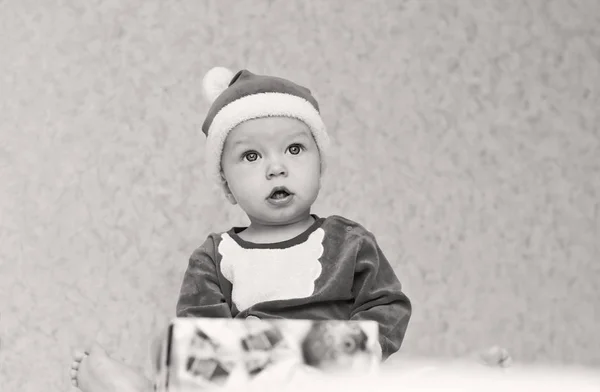 Retrato lindo bebé niño santa helper — Foto de Stock