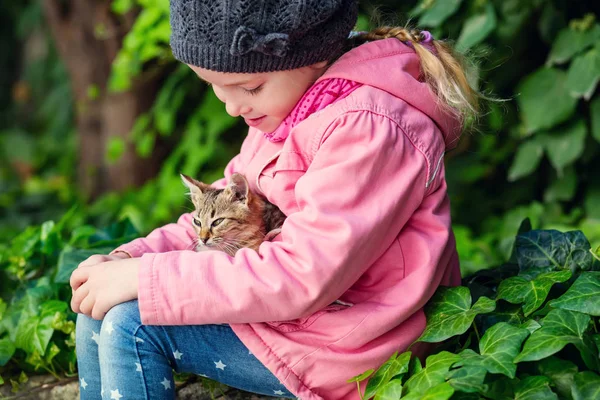 Yavru kedi ile sevimli çocuk portresi — Stok fotoğraf