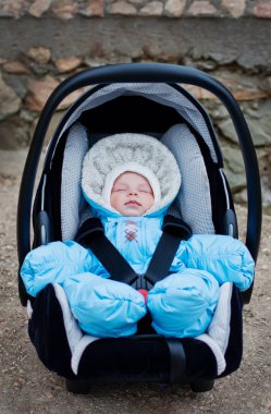 Yeni doğan çocuk araba koltuğunda uyuyan 
