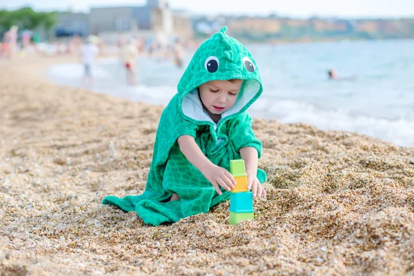 Милый ребенок, играющий на пляже — стоковое фото
