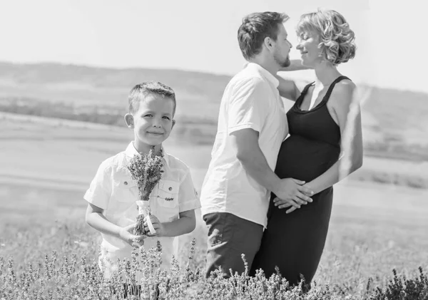 Gelukkige jonge familie buiten in een lavendel — Stockfoto