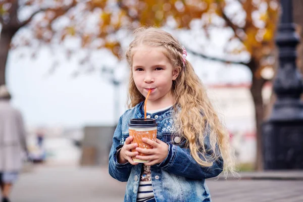 Niña feliz bebiendo cacao — Foto de Stock