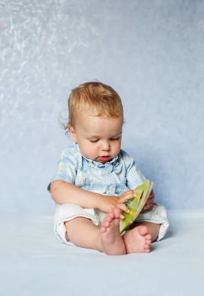 Söt baby studera boken sammanträdet — Stockfoto