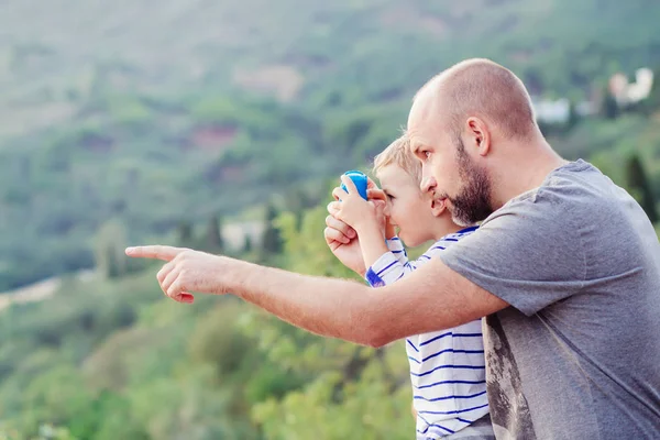 Pai mostra a seu filho algo à distância — Fotografia de Stock