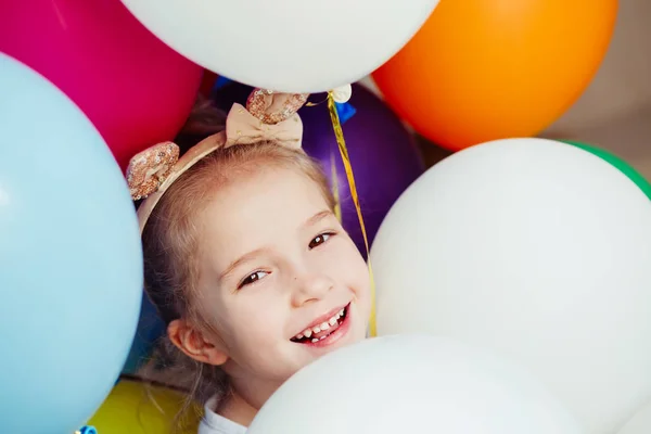 Χαρούμενο κοριτσάκι που παίζει με μπαλόνια — Φωτογραφία Αρχείου