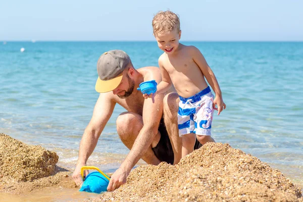 Dad and little son playing together — Stock Photo, Image