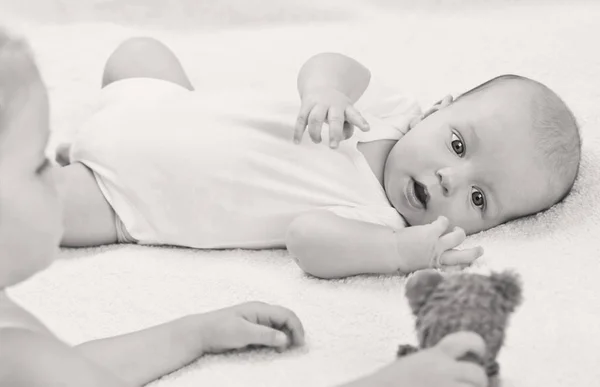 Irmão bebê brincando de brinquedos com a irmã — Fotografia de Stock