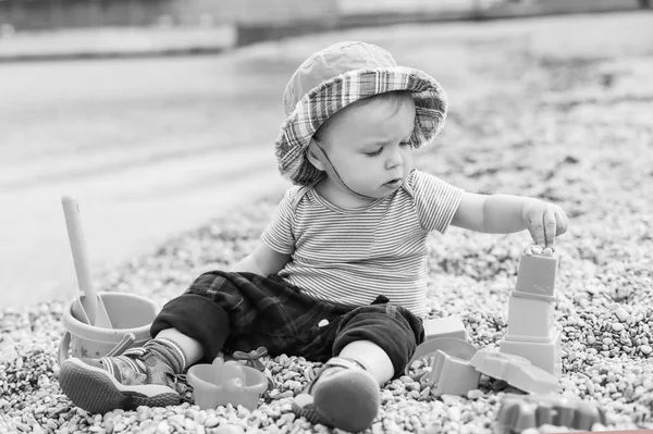 可爱的蹒跚学步婴儿在沙滩上玩 — 图库照片