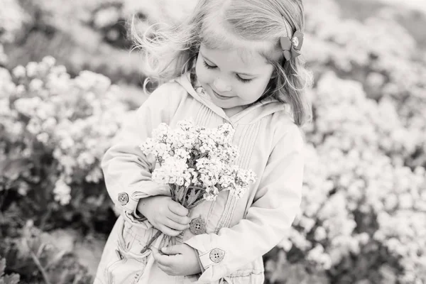 Όμορφο κοριτσάκι μυρίζοντας μια ανθοδέσμη — Φωτογραφία Αρχείου