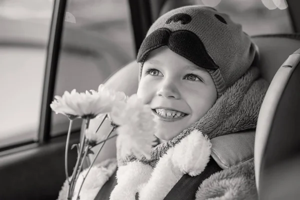 Портрет счастливый мальчик сидя в автомобильном кресле — стоковое фото