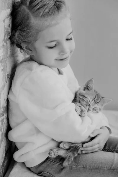 Linda niña cogida de la mano en el jengibre gatito — Foto de Stock