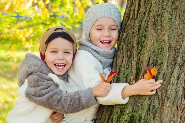 Двоє щасливих маленьких дітей грають у парку — стокове фото