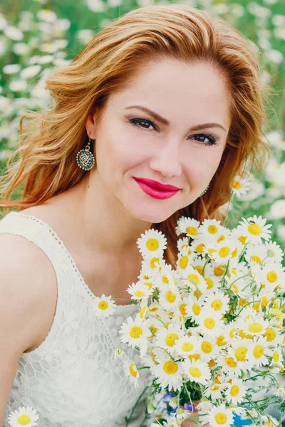 Beautiful woman enjoying daisy field in spring — Stock Photo, Image