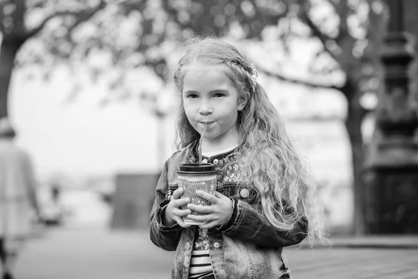 Pequena menina feliz beber cacau — Fotografia de Stock