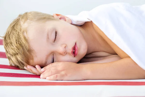 Retrato de cerca de un hermoso niño dormido — Foto de Stock