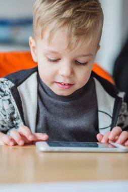 Sevimli gülümseyen beyaz Toddler ile akıllı telefon çalar 