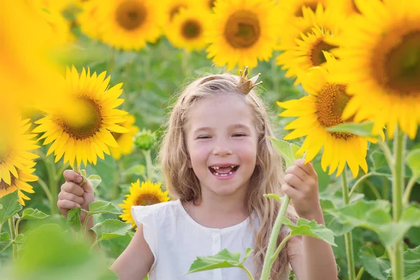 Niña feliz en el campo de los girasoles —  Fotos de Stock