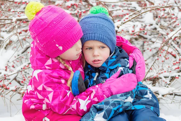 Sorella abbracciata e rassicurata suo fratello dopo essere caduta — Foto Stock