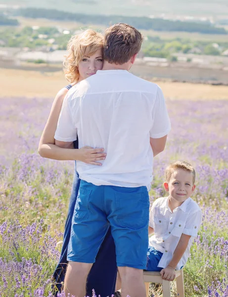 Gelukkige jonge familie buiten in een lavendel — Stockfoto