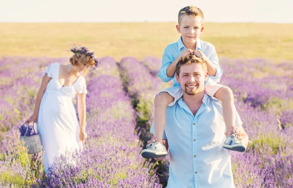 Jovem família feliz ao ar livre em uma lavanda — Fotografia de Stock