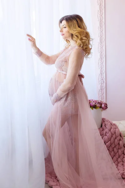 Schwangerschaftsbauch. schöne schwangere Frau erwartet Baby. — Stockfoto