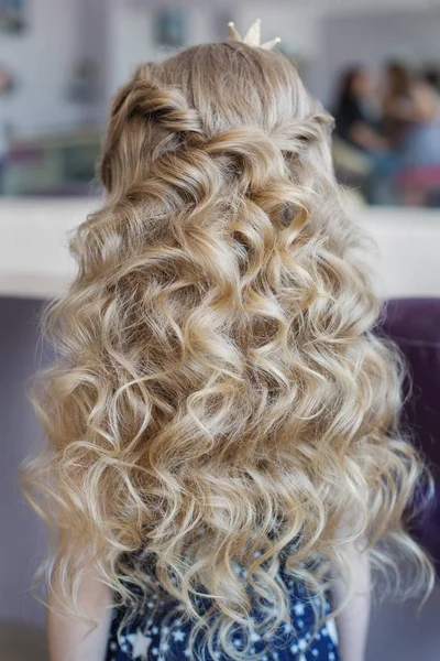 完璧なヘアスタイル カール髪の少女 — ストック写真