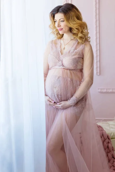 Těhotná žena, krása. Krásná těhotná žena čeká dítě. — Stock fotografie