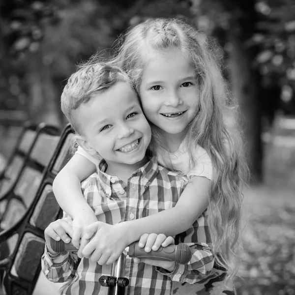 The older sister hugs her younger brother — Stock Photo, Image