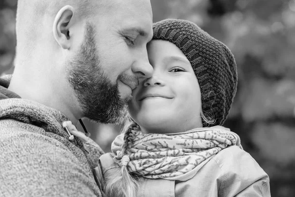 Buon padre che abbraccia la piccola figlia — Foto Stock