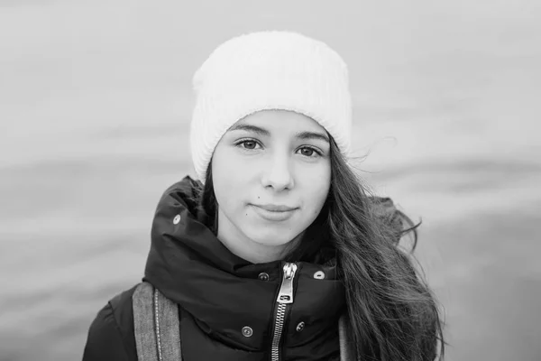 Retrato de menina criança no fundo do mar — Fotografia de Stock