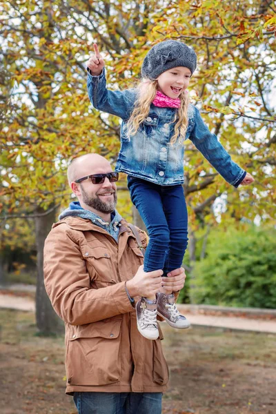 Baba ve kızı sonbahar neşeli yürüyüş — Stok fotoğraf