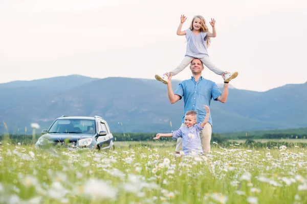 Father and children on offroad car playing in the field — Stock Photo, Image