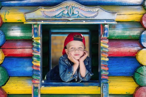 Bonito menino está brincando no playground — Fotografia de Stock