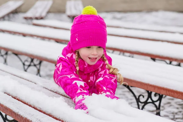 Mooi meisje speelt met sneeuw — Stockfoto