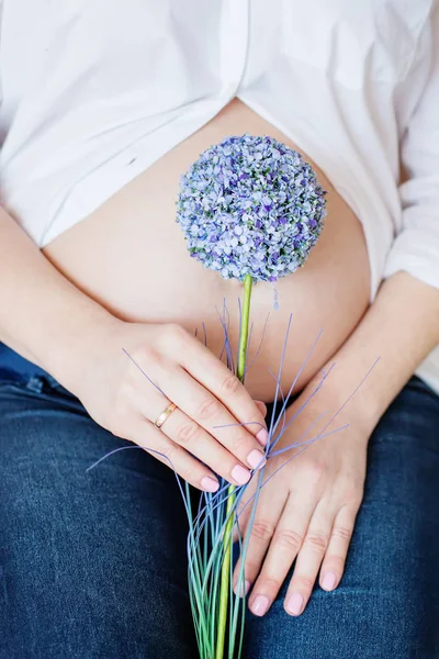 Detailní záběr na těhotné ženy v bílé košili a džínách, — Stock fotografie