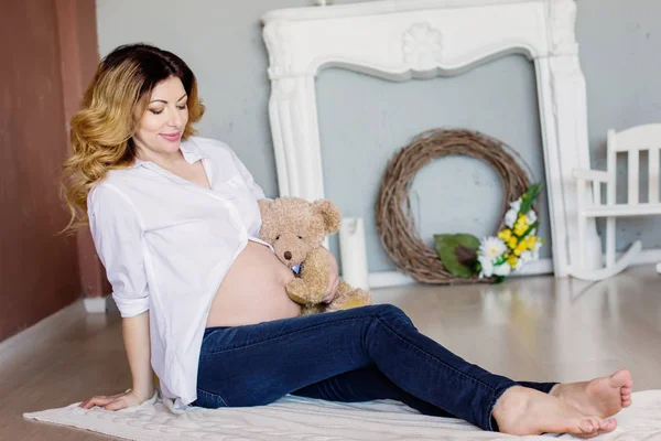 Oturan bir ayı ile hamile kadın 