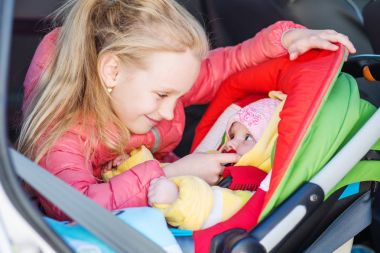 Ablası sevgiyle küçük kız kardeşi görünüyor