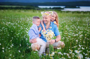 Baba ve çocuk alanında su sonra oynamaya offroad araba