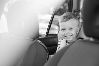 arabada oturmuş portre mutlu yürümeye başlayan çocuk 