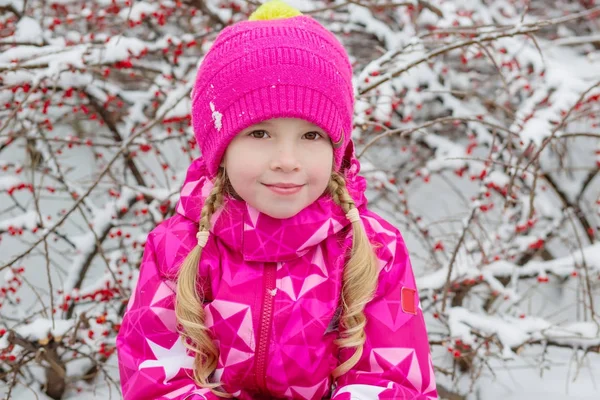 Retrato de cerca del sombrero de punto de niña — Foto de Stock