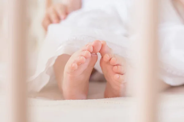 Närbild av en söt baby fötter — Stockfoto
