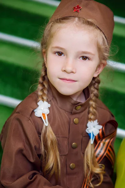 Menina adorável em uniforme militar em 9 de maio — Fotografia de Stock