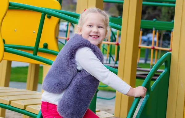 Mooi lachende schattig meisje op een speelplaats — Stockfoto