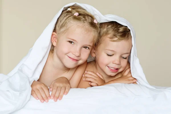 Los niños encantadores jugando en la cama —  Fotos de Stock