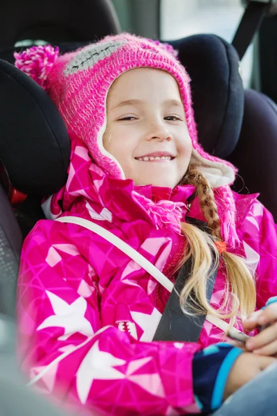 Happy little girl in a car seat — Stock Photo, Image